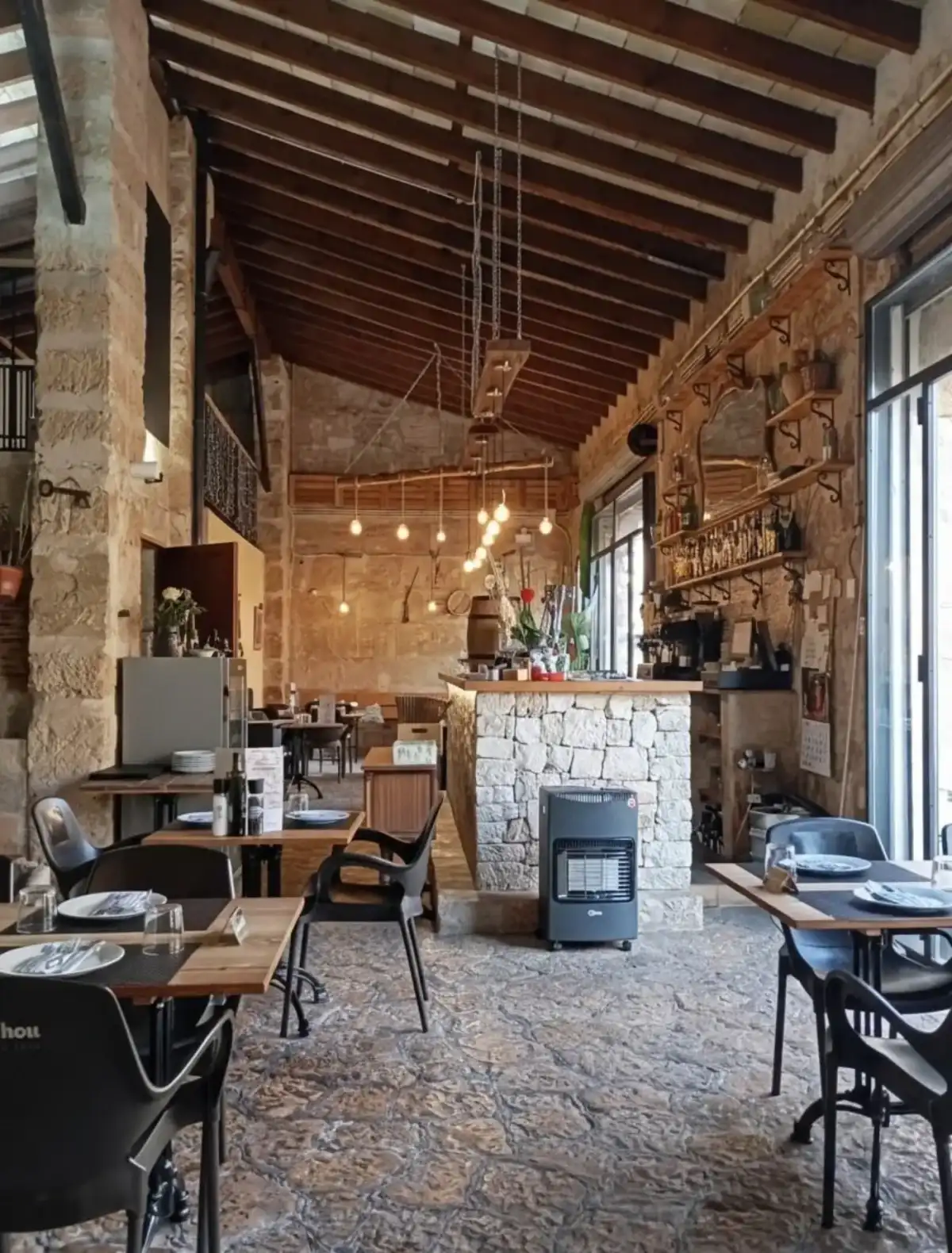 Interior rústico de Es Magatzem Fat y Salat