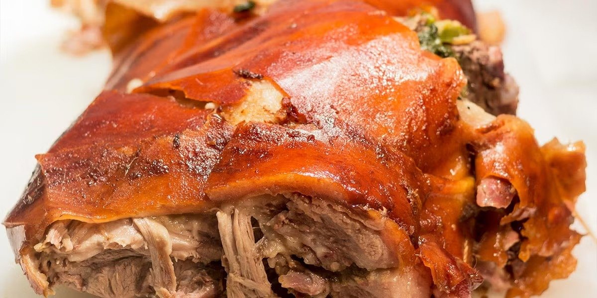 Lechona al horno tradicional mallorquina con piel crujiente servida en Es Magatzem Fat i Salat