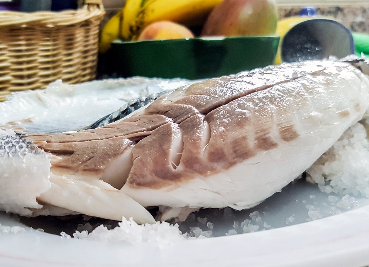 Pescado a la sal tradicional preparado en Es Magatzem Fat i Salat en Ses Salines